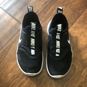 FLEX RUNNER SLIP-ON SNEAKER